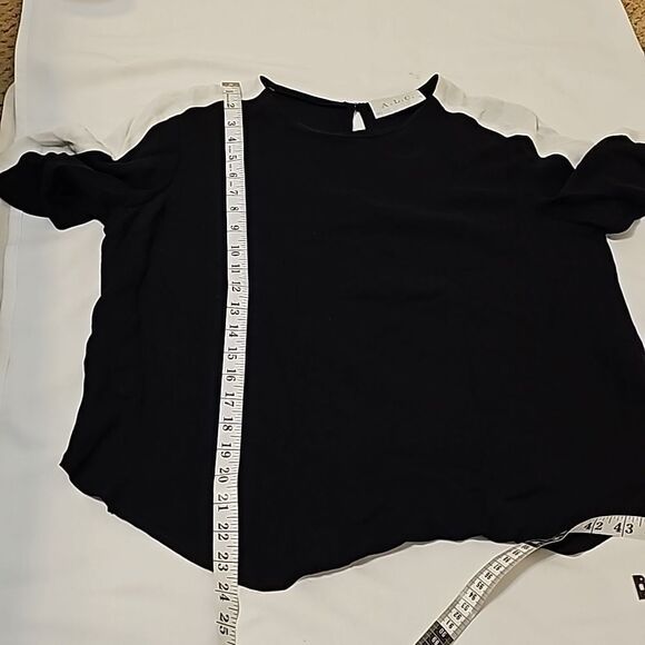 - A.L.C. Women's Short Sleeve Blouse Black with white panel sleeve Size me… - Picture 6 of 10